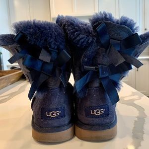 Size 8 UGG Australian women’s Bailey Bow II dark denim boots suede sheepskin